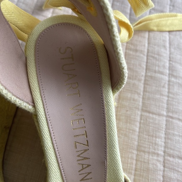 A beautiful yellow lace up wedge almost new - Picture 3 of 4